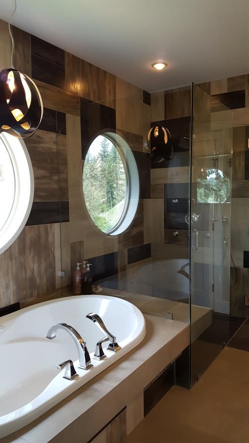 Teehouse Bed & Breakfast West Kelowna Bagian luar foto