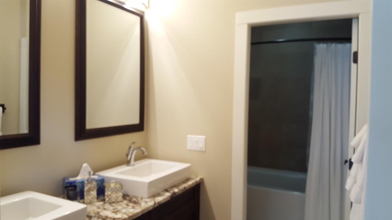 Teehouse Bed & Breakfast West Kelowna Bagian luar foto